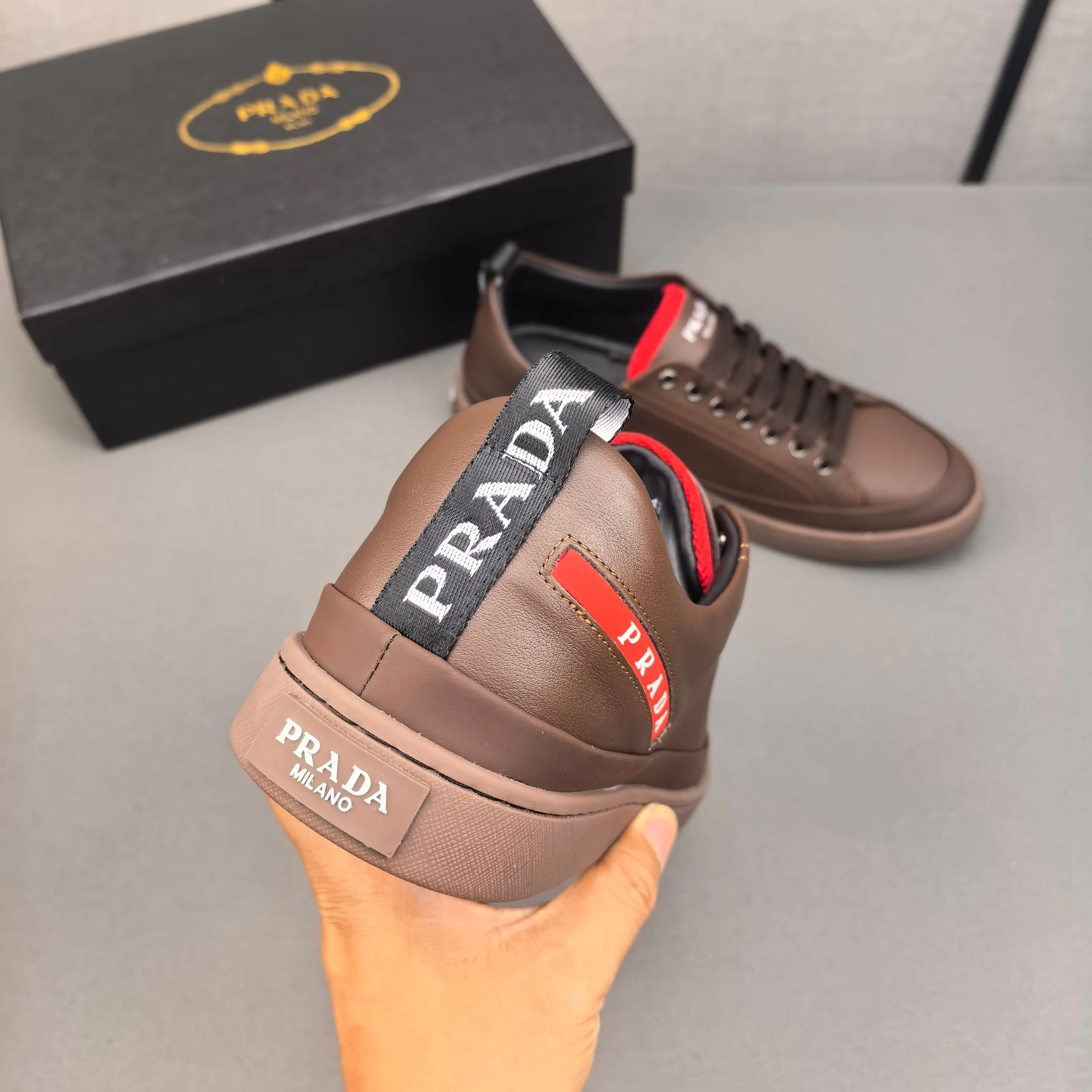 PP400👟👟👟Prada set off the audience! Prada, an international brand that is constantly innovating, this men's casual shoe, the original version, made of cowhide leather at a ratio of one to one at the store, with leather feet and rubber non-slip outsole, breathable and comfortable, quality speaks for itself👄38-44
